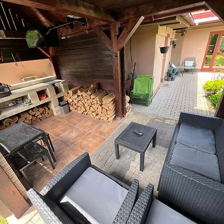 -Self-Check- 4-Bedroom Family House With Heated Tub Levice Exterior photo